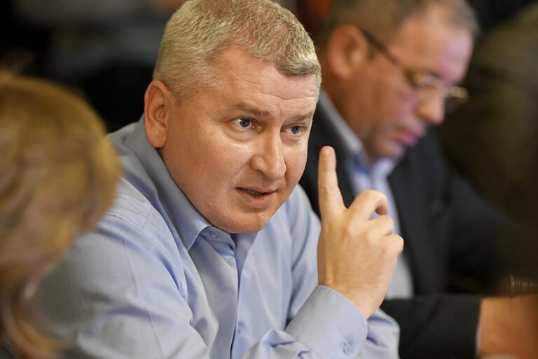 Nici nu a apucat să se familiarizeze cu birourile: Florin Roman, ministrul PNL al digitalizării, şi-a dat demisia, fiind acuzat că şi-a trecut în CV o licenţă de educaţie pe care nu o avea