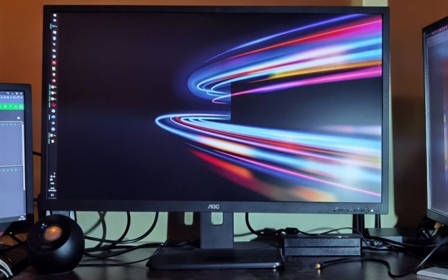 AOC Q32P2, monitor mare şi accesibil pentru birou şi gaming