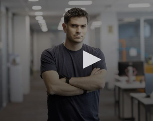 Ioan Iacob, CEO, FLOWX.AI: Am creat o platformă care consolidează într-o interfaţă unificată toate sistemele IT existente într-o companie mare sau într-o bancă. Printre clienţii noştri se numără Banca Transilvania şi OMV-Petrom