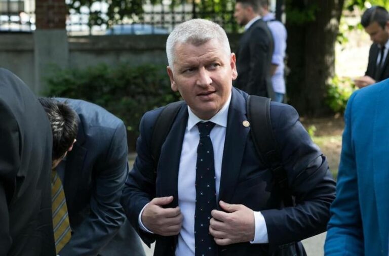 Florin Roman a demisionat din funcţia de ministru al Cercetării: Nu vreau ca acest scandal sa afecteze activitatea Executivului. Cu cel care a coordonat tema şi atacul, Dacian Cioloş, ne vedem în instanţă / Cioloş: Ameninţarea e ridicolă