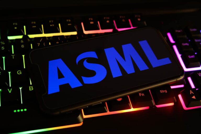 Intel Corp a plasat o precomandă pentru un echipament avansat de fabricare a cipurilor de la ASML. Noul model se află încă în curs de proiectare