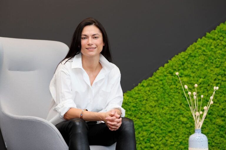 FLOWX.AI deschide un birou la Paris, după ce la finalul lui 2021 a obținut o finanțare seed de 8.5 milioane USD, a doua ca mărime de acest tip din Europa