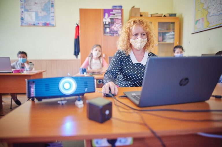 Profesorii din mediul rural cred că principalul beneficiu al pandemiei a fost îmbunătăţirea abilităţilor digitale ca urmare a şcolii online, dar 6 din 10 spun că principala problemă întâmpinată a fost conexiunea slabă la internet