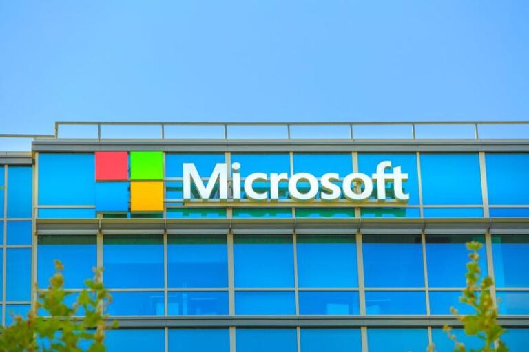 Microsoft a avut afaceri de peste 51 miliarde dolari trimestrul trecut. Capitalizarea de piață este de 2.170 miliarde dolari