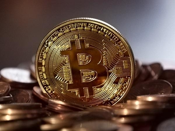 Prețul bitcoin a pierdut mai mult de 10.000 dolari în trei săptămâni. De ce scad criptomonedele la începutul anului 2022