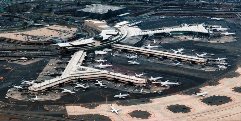 Companiile aeriene din SUA, îngrijorate de „haosul” provocat de introducerea tehnologiei 5G în apropierea aeroporturilor