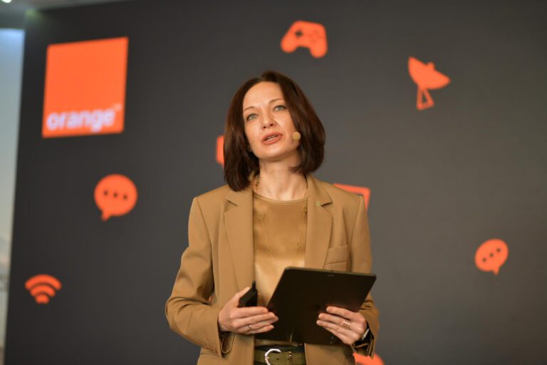 Orange România a avut venituri totale de 384 de milioane de euro în primul trimestru din 2022, perioadă în care grupul a oferit servicii mobile către 10,5 milioane de clienţi. „Primul trimestru din 2022 a fost marcat de o creştere a veniturilor totale din servicii pentru companii”