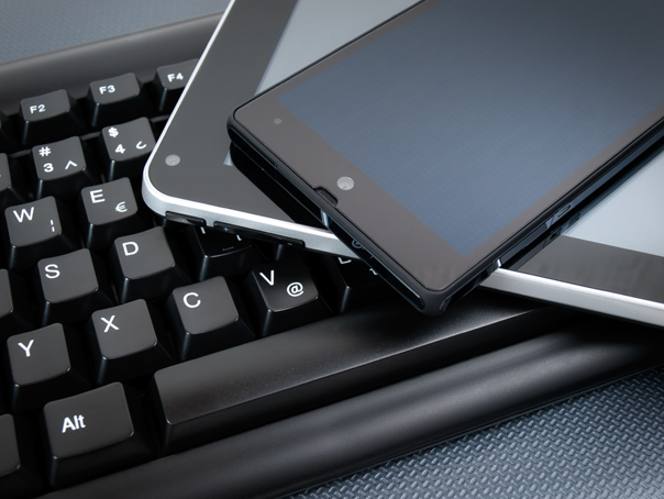 Parlamentul European a decis: Toate telefoanele mobile, tabletele sau alte echipamente vor folosi un singur tip de încărcător