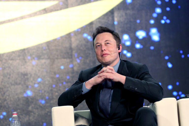 Elon Musk intenționează să ridice interdicția lui Donald Trump pe Twitter