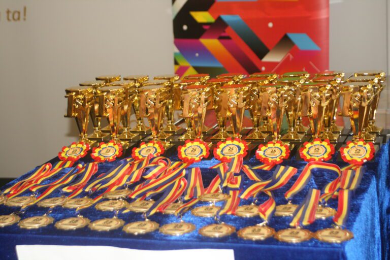 Premiile de Excelenţă pentru 25 de ani de Comunicaţii electronice româneşti, decernate de Ziua Internaţională a Telecomunicaţiilor şi a Societăţii Informaţionale: o ierarhie etică a valorii, un exerciţiu de valorizare a personalităţilor ICT într-un anotimp prelungit al devalorizării sociale, de masă