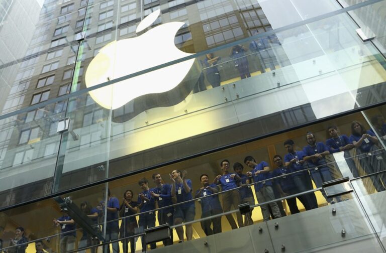 Comisia Europeană acuză Apple că restricţionează accesul rivalilor la tehnologia sa de plată