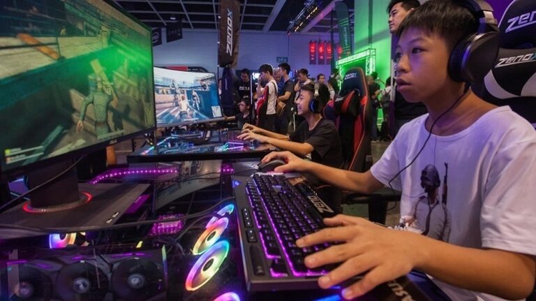 China a ordonat platformelor de internet să intensifice supravegherea modului în care minorii folosesc serviciile de streaming live