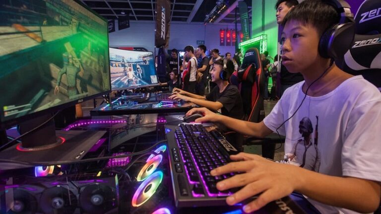 China a ordonat platformelor de internet să intensifice supravegherea modului în care minorii folosesc serviciile de streaming live