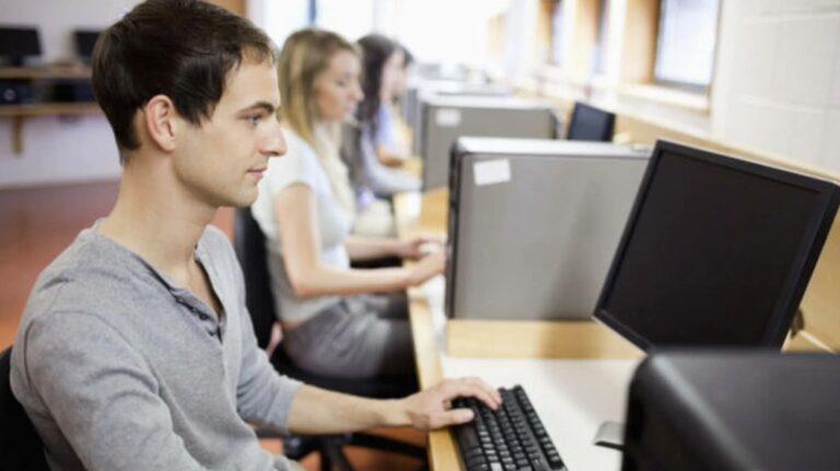 Doi din trei europeni cu competențe digitale puține au nevoie de perfecționare până în 2025 pentru a atinge obiectivele UE pentru Educație Digitală – studiu