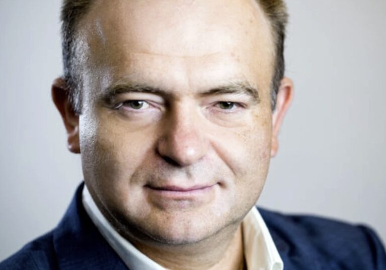 Edward Petrescu, fondator Axess Software: Avem foarte multe idei, tehnologii și aplicații dar acestea vor întârzia să apară dacă nu găsim oameni. Ne gândim să aducem personal din afara UE Edward Petrescu, fondator Axess Software: Avem foarte multe idei, tehnologii și aplicații dar acestea vor întârzia să apară dacă nu găsim oameni. Ne gândim să aducem personal din afara UE