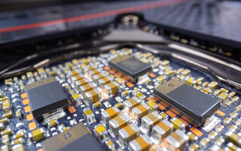 Ambele Apple și Intel prevăd trimestre mai slabe decât se așteptau inițial, deoarece problemele lanțului de aprovizionare și criza globală a cipurilor continuă să afecteze giganții tehnologici.