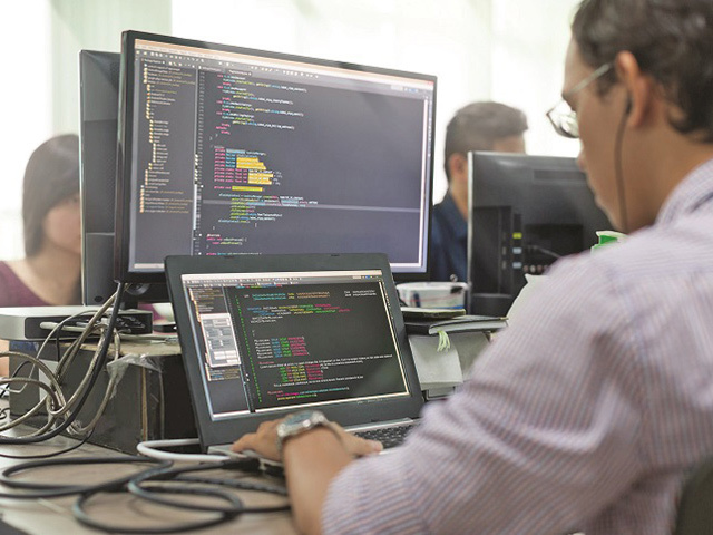 Un salariu pe zi. Un inginer data center câştigă între 1.300 şi 2.000 de euro net pe lună