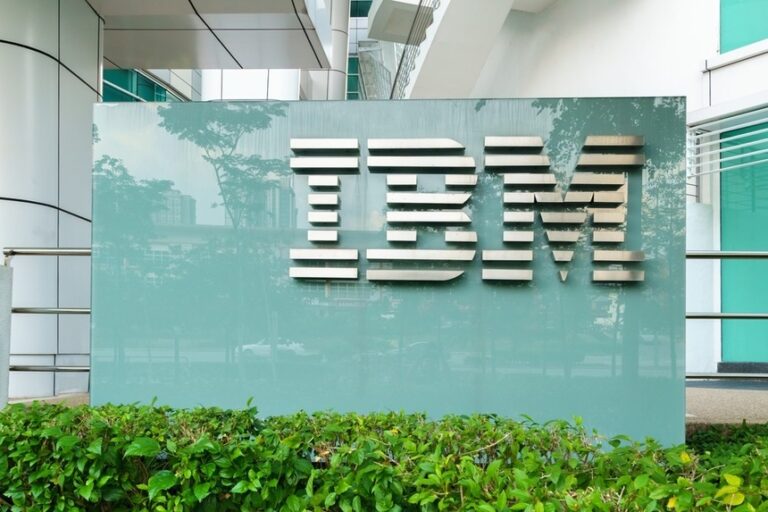 IBM își închide operațiunile din Rusia și concediază angajații