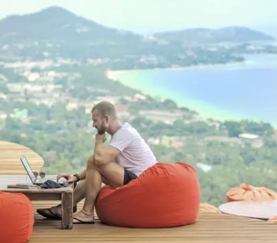 Nomazii digitali în România și UE. Care sunt cerințele pentru viza de nomad digital în UE