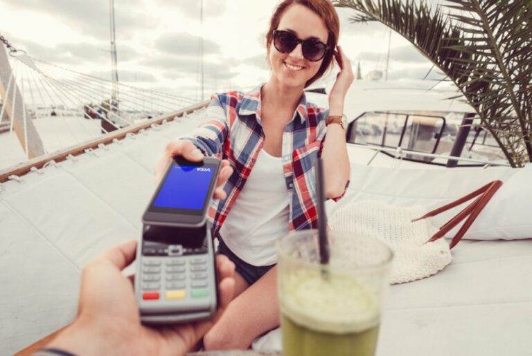 Visa: 3 din 5 români vor să plătească cu cardul sau cu dispozitive mobile când călătoresc în străinătate