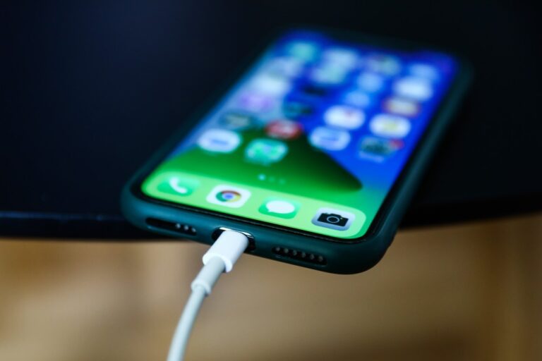 În sfârşit: Uniunea Europeană a decis ca toate smartphone-urile, inclusiv cele de la Apple, să fie vândute cu un singur tip de încărcător, USB-C