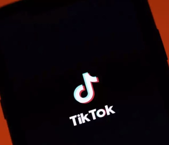 Un oficial american cere ca Google și Apple să elimine aplicația TikTok. ”Este un lup în blană de oaie”