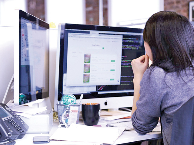 Un salariu pe zi. Un specialist în infrastructură IT câştigă între 900 şi 1.500 de euro net pe lună