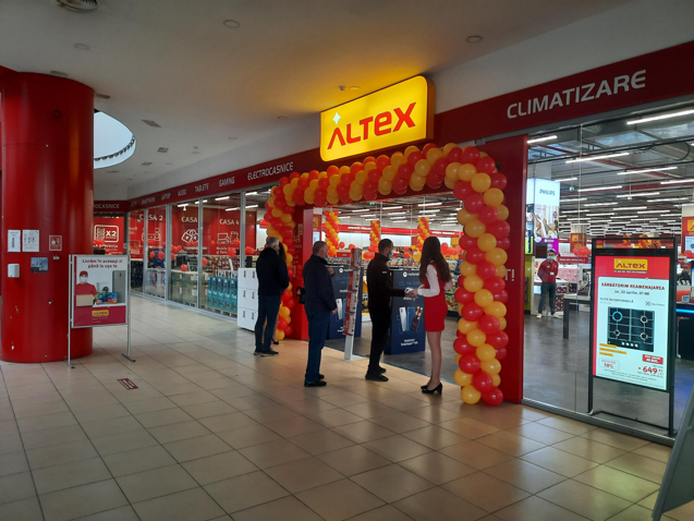 Altex a găsit o soluţie prin care clienţii se pot autentifica în contul online şi la casele de marcat din magazinele offline: un cod QR în aplicaţia mobilă. Gigantul din electro-IT vorbeşte din 2015 despre integrarea proceselor de vânzare online şi offline