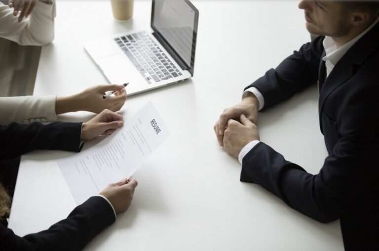 BestJobs: Căutările de joburi s-au menţinut la cote ridicate, atingând un record în luna iulie. Cele mai atractive domenii către care se orientează candidaţii au fost Vânzările, Managementul, Financiar/Contabilitate şi IT/Telecom