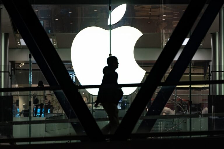 Un judecător american a aprobat un acord al Apple pentru închiderea unui proces vechi legat de verificarea bagajelor angajaţilor