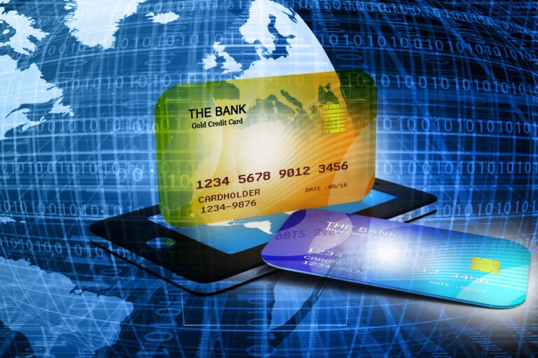Cât de mult s-a digitalizat relaţia dintre bănci şi români? Aproape jumătate dintre românii utilizatori de servicii bancare fac plăţi prin internet/mobile banking, faţă de doar 27% la final de 2020. 4% dintre români folosesc doar cardul la tranzacţii, iar 13% doar numerar