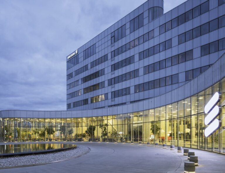 Gigantul Ericsson planifică o fabrică de dispozitive 5G de mari dimensiuni în România
