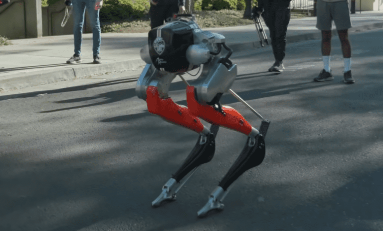 Cassie, cel mai rapid robot biped din lume, stabilește un record mondial pentru 100 de metri