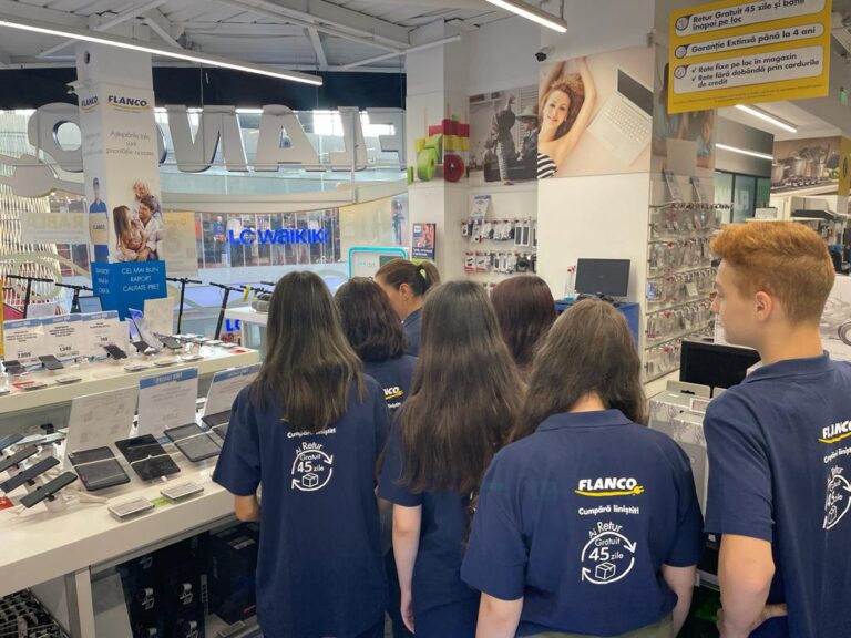 Elevii de liceu pot face practică în magazinele Flanco