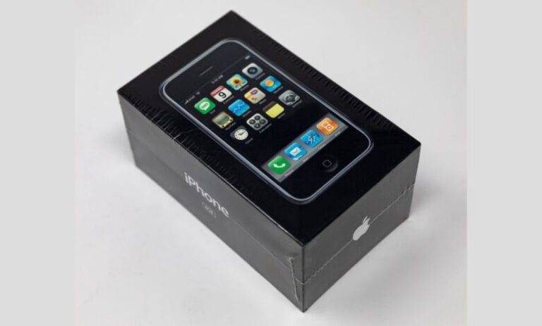 Un iPhone din prima generație s-a vândut la licitație cu peste 39.000 de dolari
