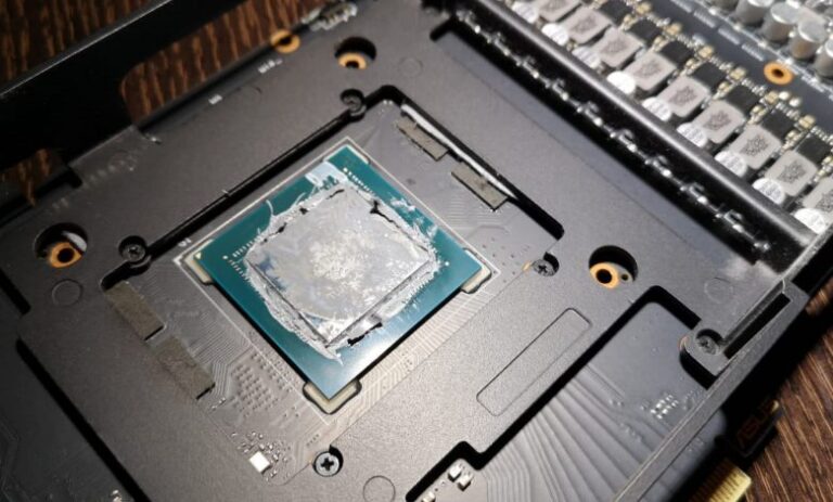 Un TikToker a amestecat pastă termoconductoare cu sare, iar nebunia asta chiar a dat rezultate!