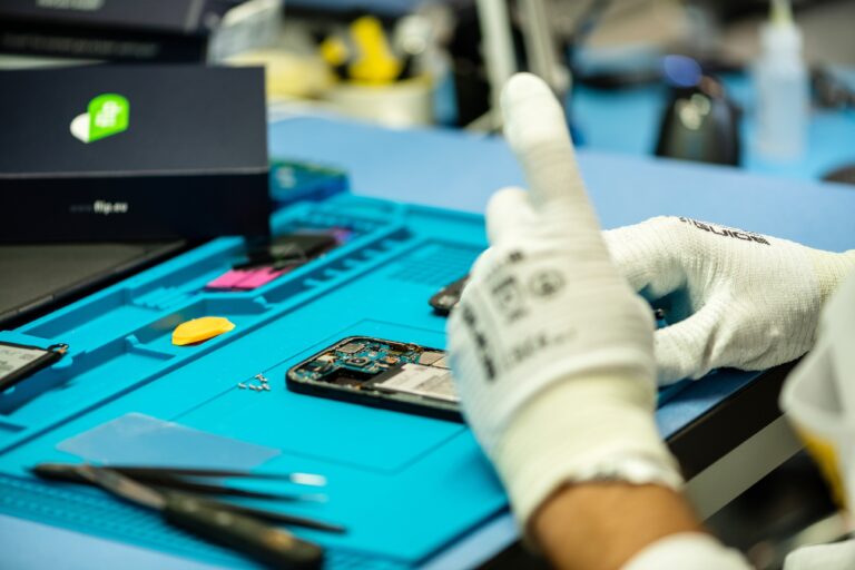 OMV Petrom devine cel mai important partener al Flip.ro pentru recondiţionarea telefoanelor mobile: Peste 2500 de telefoane mobile destinate casării în următorii 3 ani vor fi preluate de flip.ro pentru a fi revândute