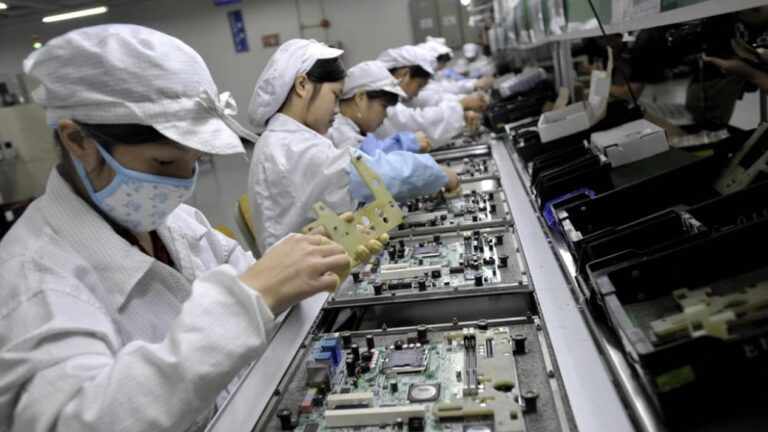 Producţia de telefoane iPhone la o mare fabrică din China ar putea scădea cu 30%