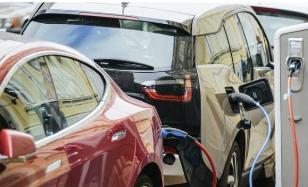 Studiu: România va ajunge la 25.000 de mașini electrice în acest an – Dacia Spring în topul preferințelor