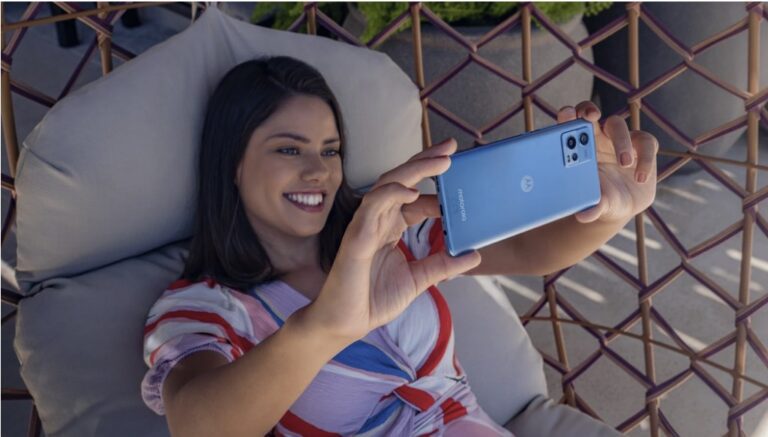 Motorola a lansat în România noul telefon moto g72