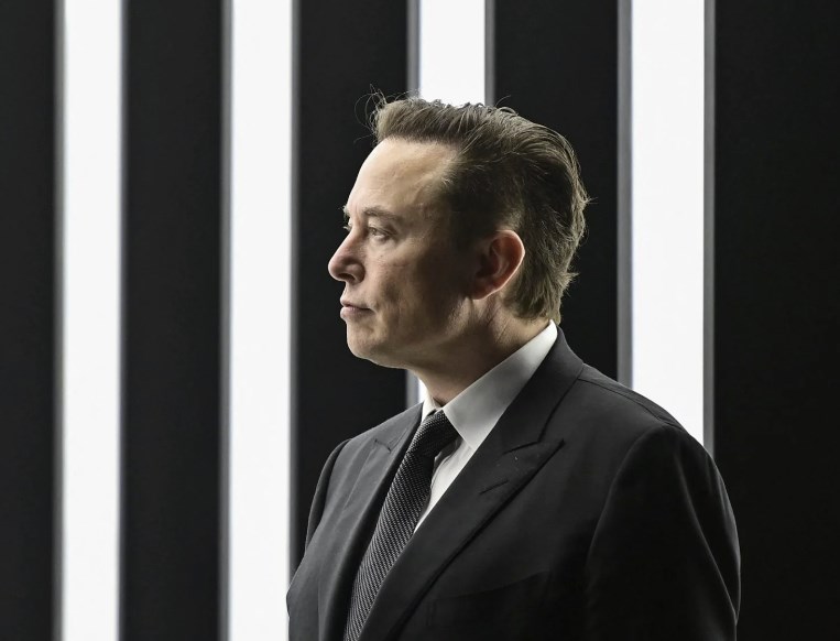 Elon Musk a dat lovitura! A prezentat robotul său umanoid. Când încep comenzile și ce poate să facă? (VIDEO)