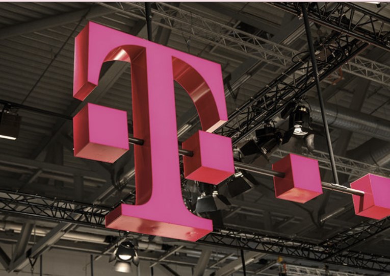 Telekom România Mobile a prelungit până la 31 de­cembrie perioada în care poate trimite în Grecia dividende de 55 mil. euro. Radiocom va primi 1,5 lei