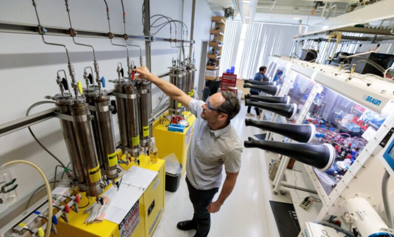 A fost descoperit un material care se face ca plasticul dar conduce electricitate ca un metal