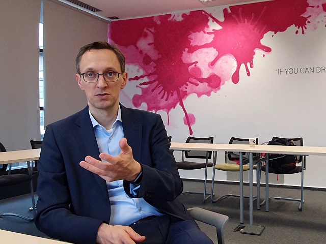 Nicolas Mahler, directorul financiar al Telekom România Mobile, înţepături către liderul pieţei: “Orange abia începe să sară în „trenul sustenabilităţii” cu un plan de a monta 300 de site-uri cu panouri solare până în 2024. Puteţi mai mult! Noi suntem mai mici şi avem deja 450”
