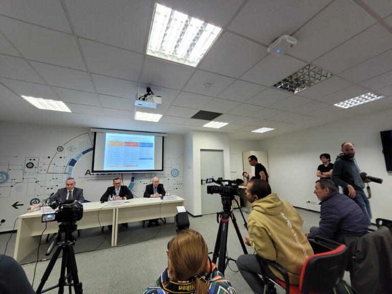 VIDEO Finalizare cu succes pe 5G: operatorii mobili mizează 432.611.043 euro în investiții strategice pentru următorii 25 de ani – Orange rămâne lider, urmat de Vodafone, iar RCS&RDS își întărește poziția. O premieră: Guvernul tripartit acceptă în plină criză plata în rate a taxei de licență – venit la bugetul de stat!