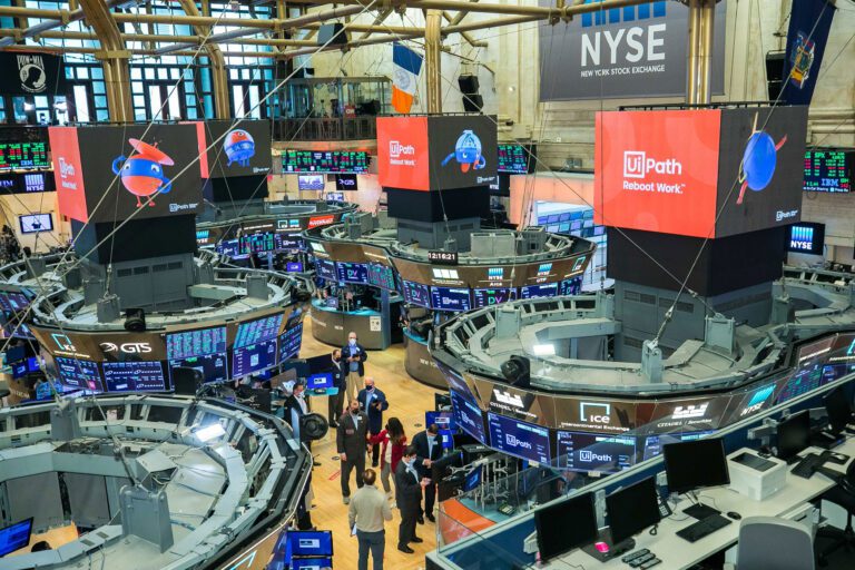 O nouă lovitură: UiPath, primul unicorn românesc ajuns la Wall Street, anunţă un nou val de restructurări, după cel din iunie. Costul total pentru pachetele compensatorii este de 30 mil. dolari. Compania a renunţat anul acesta la 450 de persoane