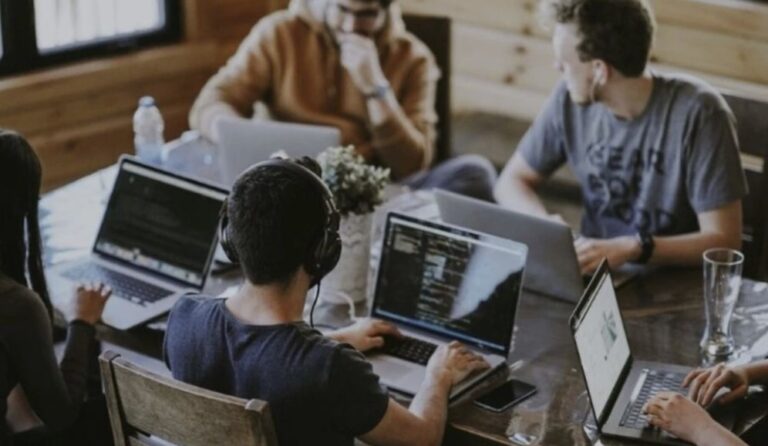 Piața IT din România produce 7% din PIB și a depășit valoarea de 9 miliarde de euro – studiu ANIS