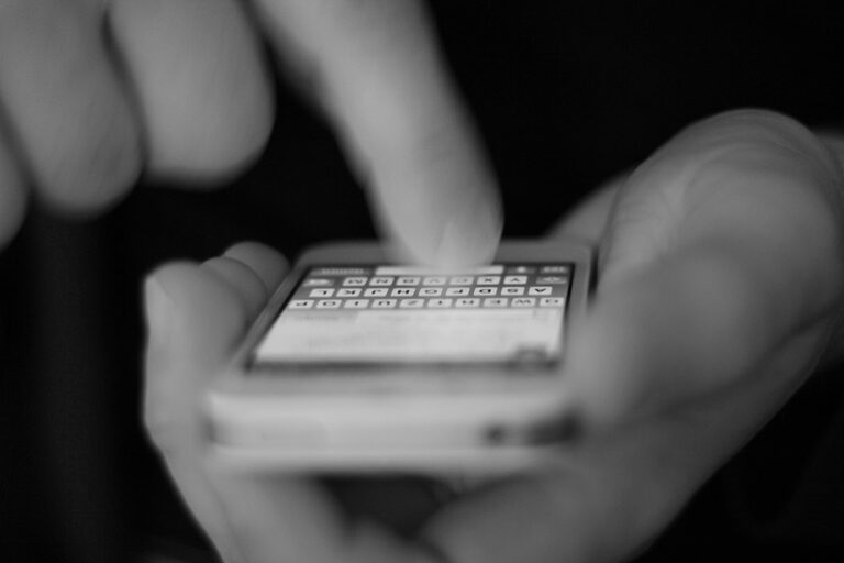 SMS-ul a împlinit 30 de ani. Primul mesaj a fost citit de pe un telefon care cântărea peste două kilograme