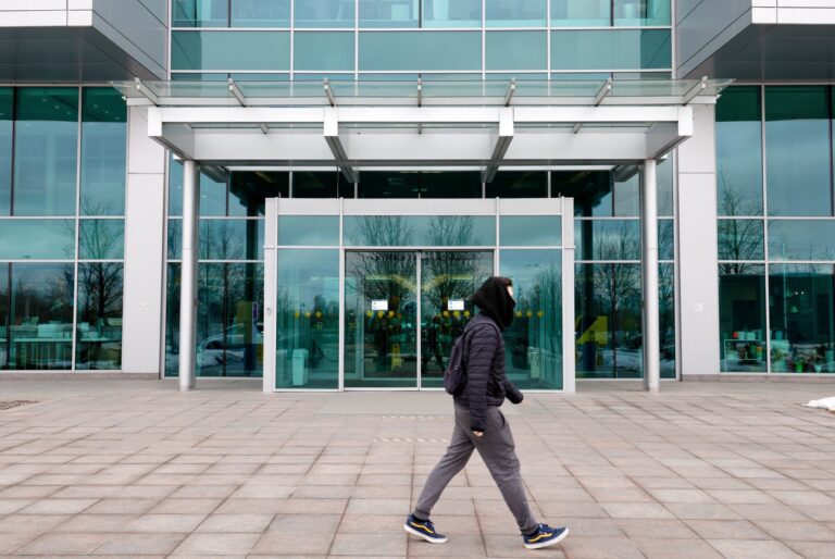 Ce se întâmplă în America, ce se ascunde în spatele cifrelor? Microsoft a anunţat oficial miercuri după amiază că dă afară 10.000 de oameni, ceea ce va costa 1,2 mld. dolari. Amazon concediază 14.000 de angajaţi în cea mai drastică reducere de personal, iar Goldman Sachs, cea mai influentă bancă de pe Wall Street, renunţă la 3.000 de bancheri