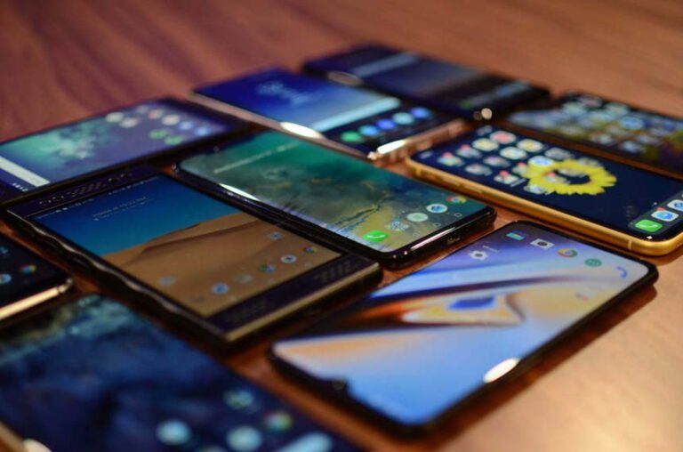 Livrările globale de smartphone-uri au scăzut în trimestrul patru, al sărbătorilor de iarnă, din cauza incertitudinilor macroeconomice